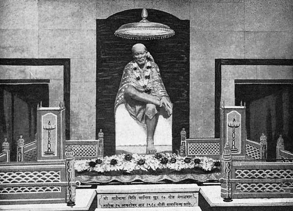 The statue and tomb of Sri Sai Baba original
